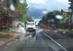 Tài xế xe tải bị sa thải vì làm nước bắn lên người đi đường