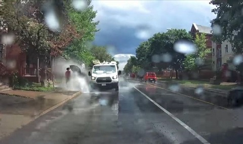 tài xế xe tải bị sa thải vì bắn nước lên người đi bộ