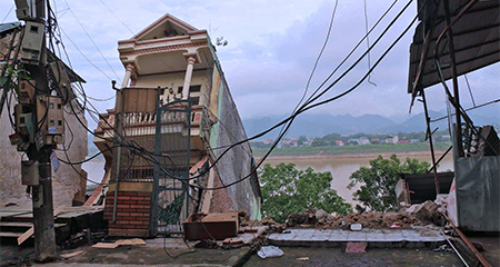 Nhà cao tầng đổ nhào xuống sông Đà: Sơ tán dân khẩn cấp