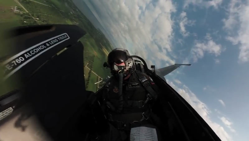 Cảnh tượng ngoạn mục nhìn từ khoang lái chiến cơ F-16