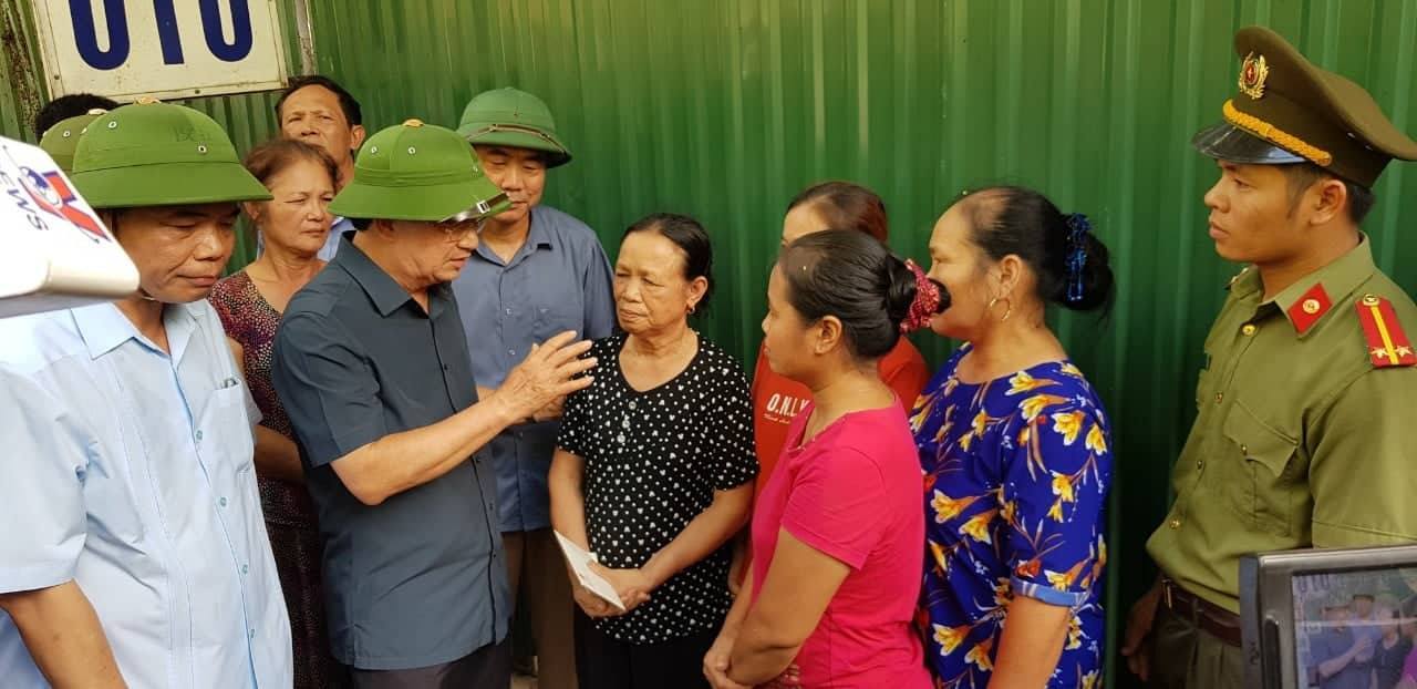 Nhà cao tầng đổ nhào xuống sông Đà: Sơ tán dân khẩn cấp