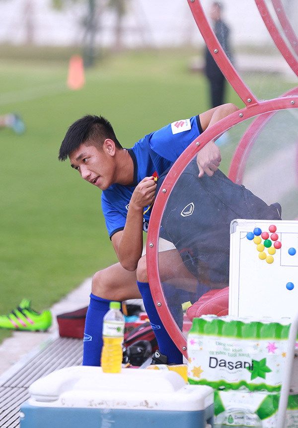 'Hot boy' Olympic Việt Nam dính chấn thương, thầy Park lo sốt vó