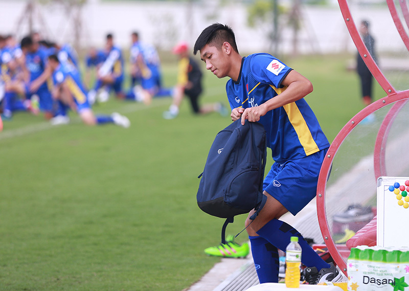 'Hot boy' Olympic Việt Nam dính chấn thương, thầy Park lo sốt vó