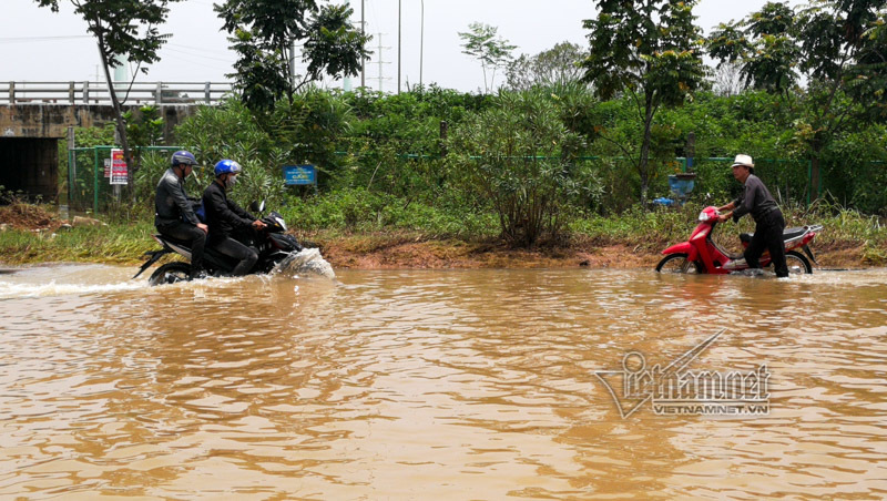 CSGT Hà Nội dùng xe bán tải chở người dân vượt đường ngập