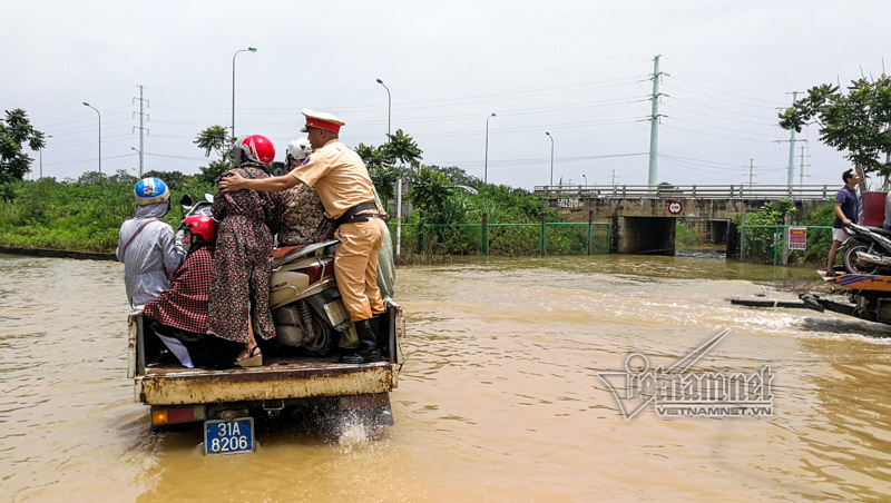 CSGT Hà Nội dùng xe bán tải chở người dân vượt đường ngập