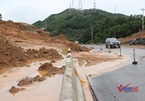 Quảng Ninh: Đất đá thi nhau tràn xuống, quốc lộ quánh đặc bùn