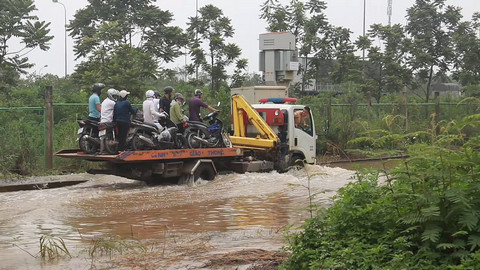 CSGT Hà Nội dùng xe bán tải chở người dân vượt đường ngập