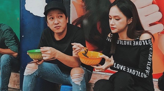 Trường Giang đi dép tổ ong đi ăn vỉa hè với Hương Giang Idol