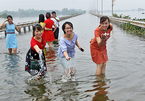 Quý cô Hà thành xúng xính thả dáng giữa rốn ngập Quốc Oai