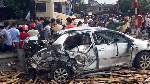 Tàu húc nát ô tô, 1 người chết 3 người trọng thương