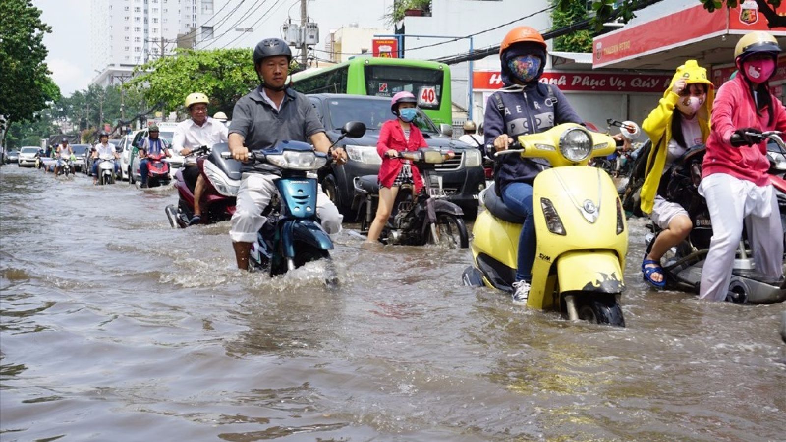 3 nguy cơ rất dễ gặp phải khi xe máy tay ga 'lội nước'