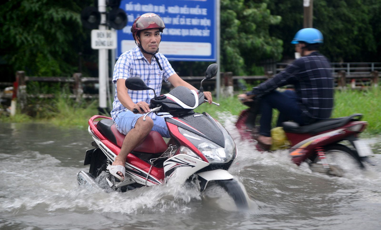 3 nguy cơ rất dễ gặp phải khi xe máy tay ga 'lội nước'