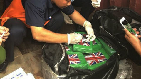 Điều tra 'đường đi' của 100 bánh cocain ngụy trang trong container phế liệu