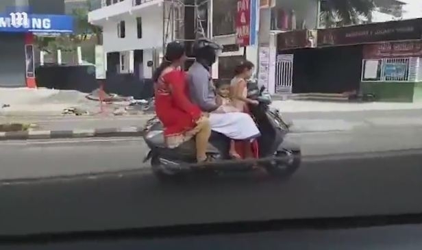 Bé gái 5 tuổi chở cả nhà trên xe máy, phóng vun vút trên đường