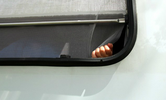 Hai em bé tử vong vì chui vào ô tô của chú, mắc kẹt suốt 7 giờ