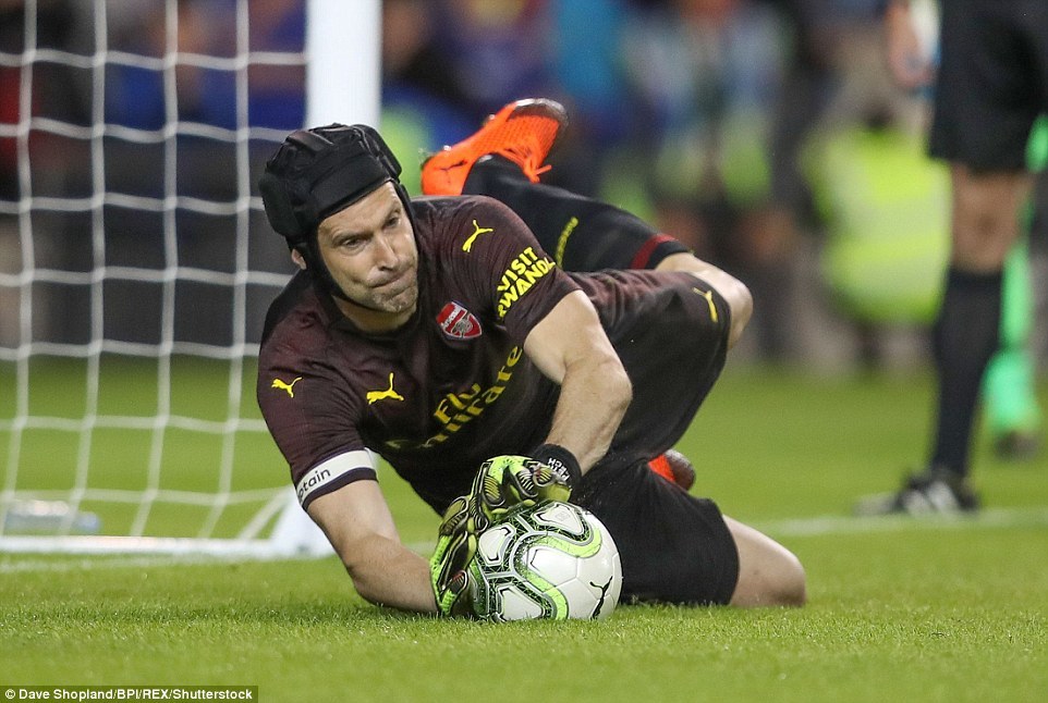 Petr Cech giúp Arsenal hạ Chelsea sau màn 'đấu súng'