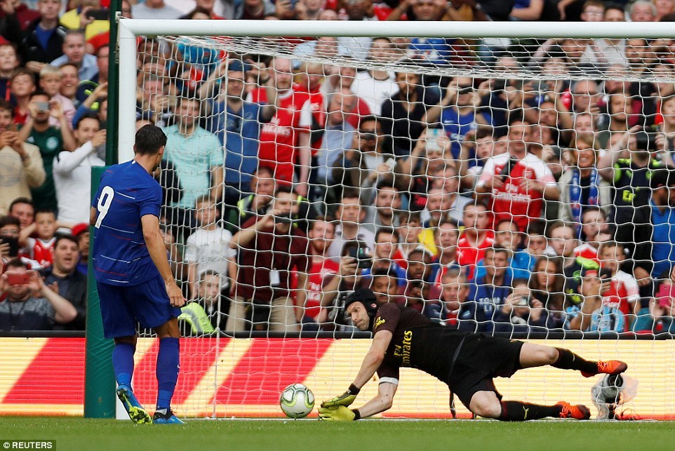 Petr Cech giúp Arsenal hạ Chelsea sau màn 