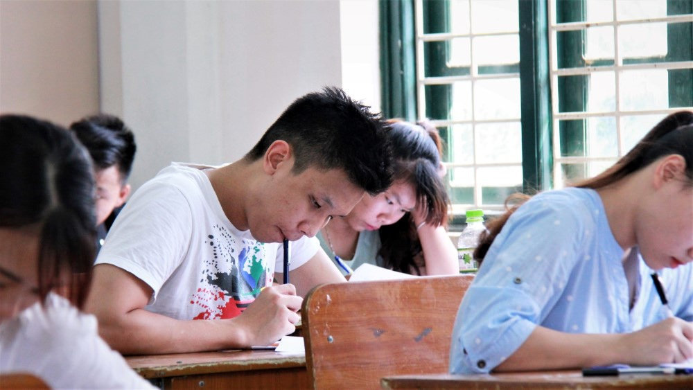 Học sinh căng thẳng do áp lực thi cử, học hành