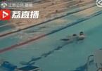 Khách Trung Quốc đi vệ sinh ngay giữa bể bơi công cộng