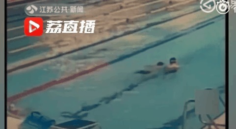 Khách Trung Quốc đi vệ sinh ngay giữa bể bơi công cộng