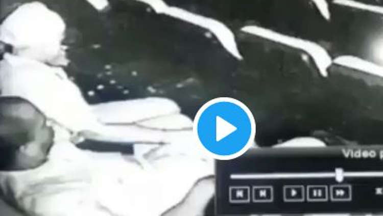 Hồn nhiên 'quan hệ', đánh ghen, 'tẩn nhau' trong rạp chiếu phim