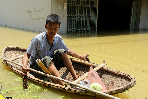 Lụt lịch sử ở Chương Mỹ: Bơi thuyền tiếp tế thức ăn, lở loét vì lội nước