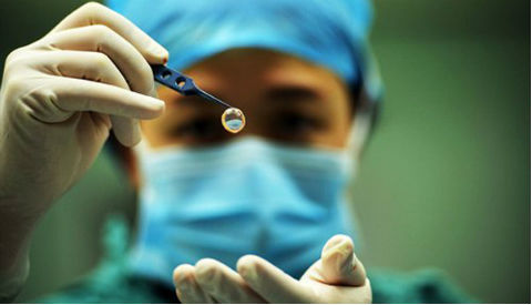 2 phụ nữ mù lòa được người không quen biết hiến giác mạc