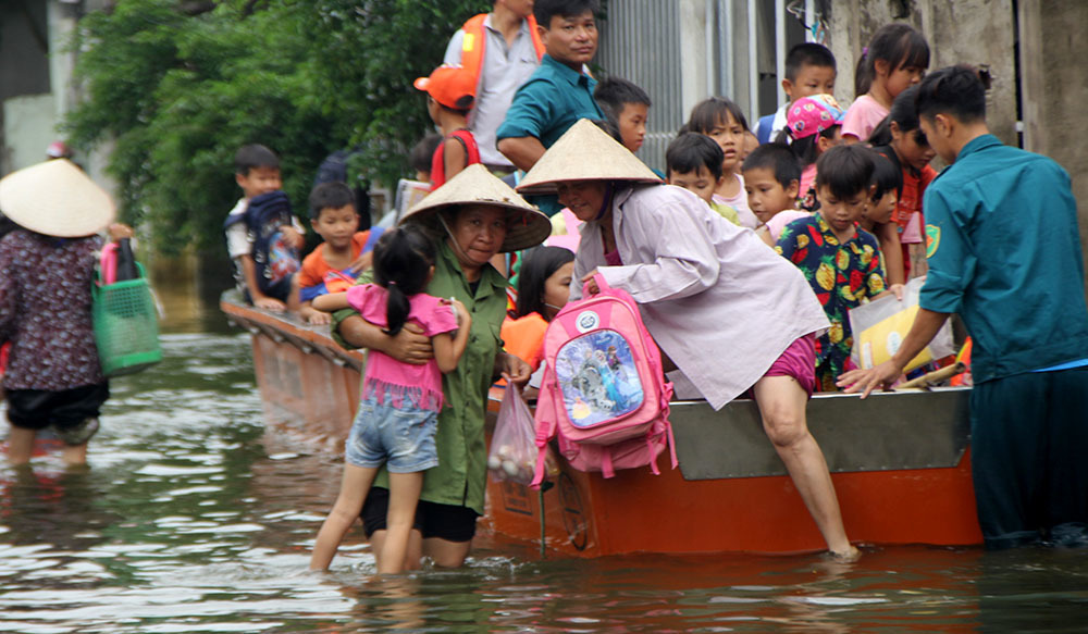 Hà Nội: Rùng mình nhìn cảnh học sinh leo cây, trèo 5 nóc nhà đi học ngày lũ
