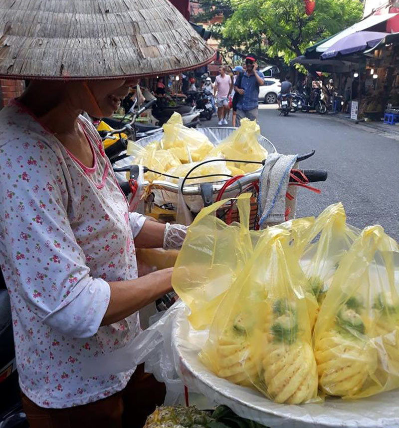 chat chem khach du lich tren pho co Ha Noi