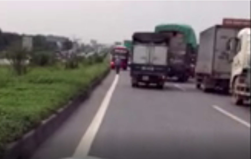 Có thể bạn không tin: Cầm đèn chạy trước ôtô là có thật...