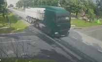 Vít ga lao thẳng vào xe tải, người đàn ông nhận cái kết bất động giữa đường