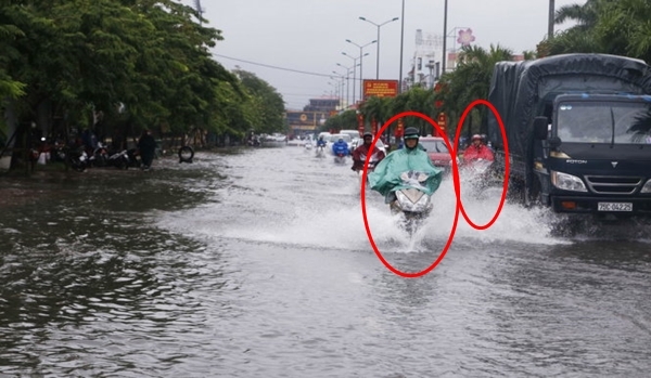 Xe máy tuyệt đối không chạy song song với ô tô khi trời mưa lớn