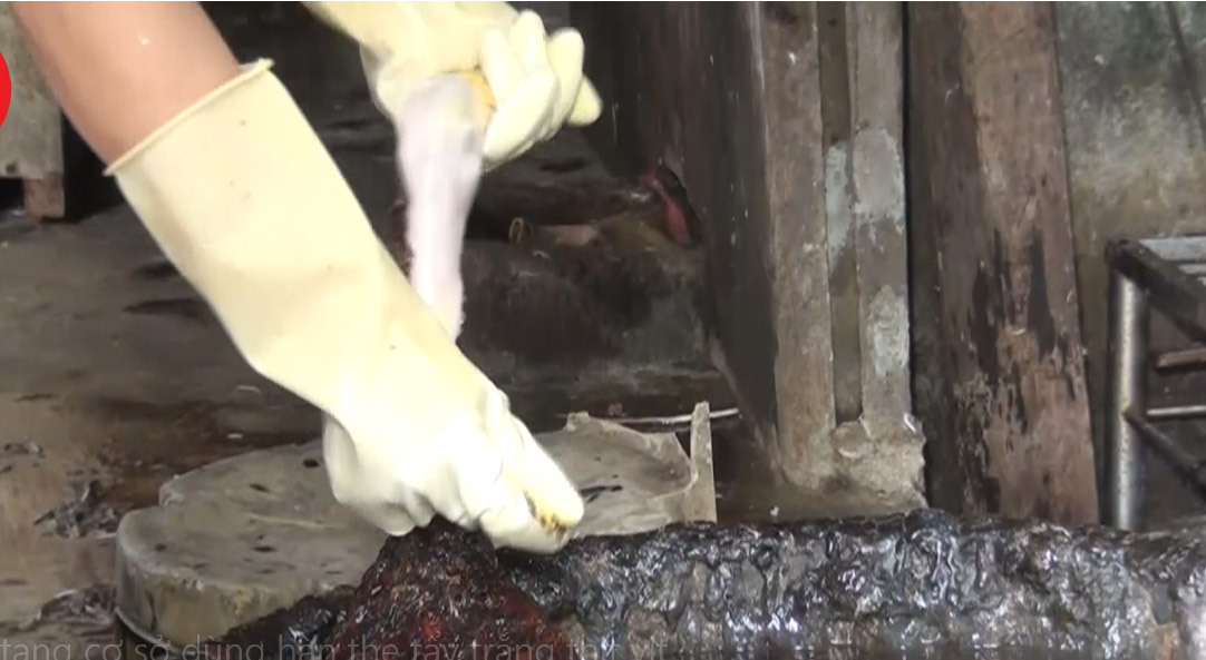 Bắt quả tang cơ sở dùng hàn the tẩy trắng thịt vịt