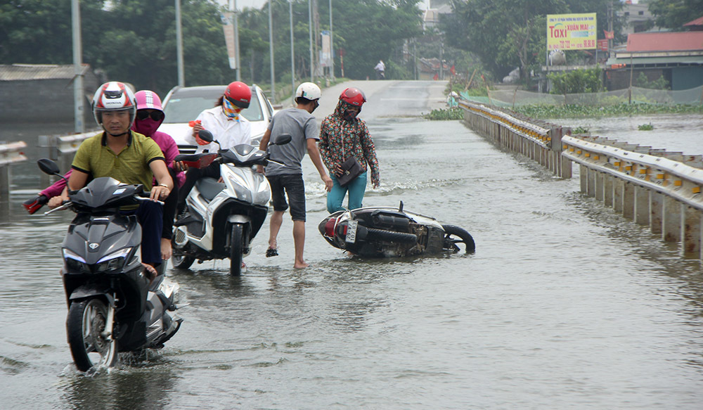 sóng đánh dồn dập, ngã dúi dụi