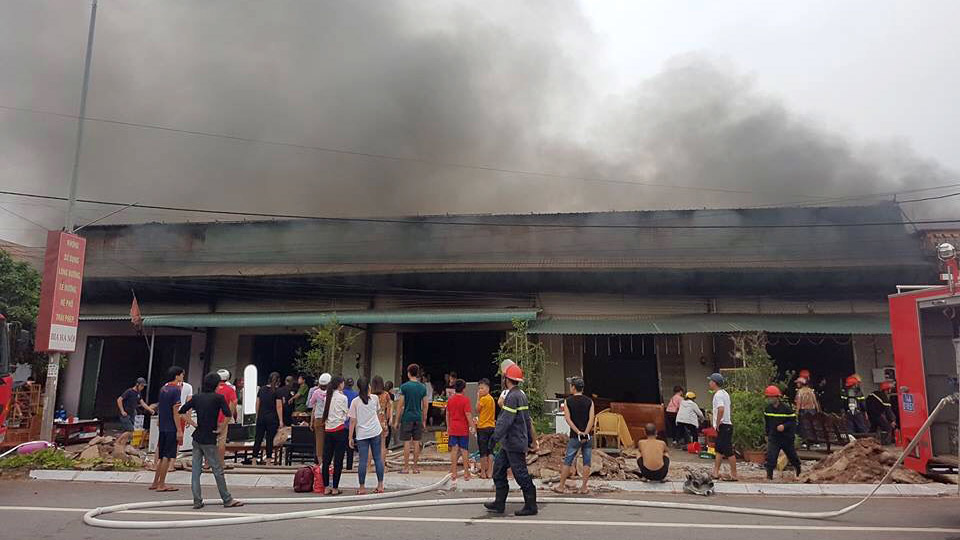 Cháy 5 quán karaoke ở Quảng Ninh, khách đang hát nháo nhào chạy