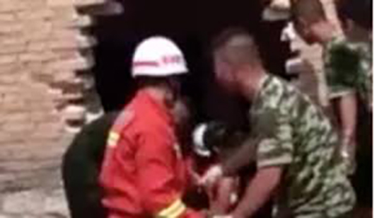 giai cuu 2 anh em lay dien thoai trong be phot