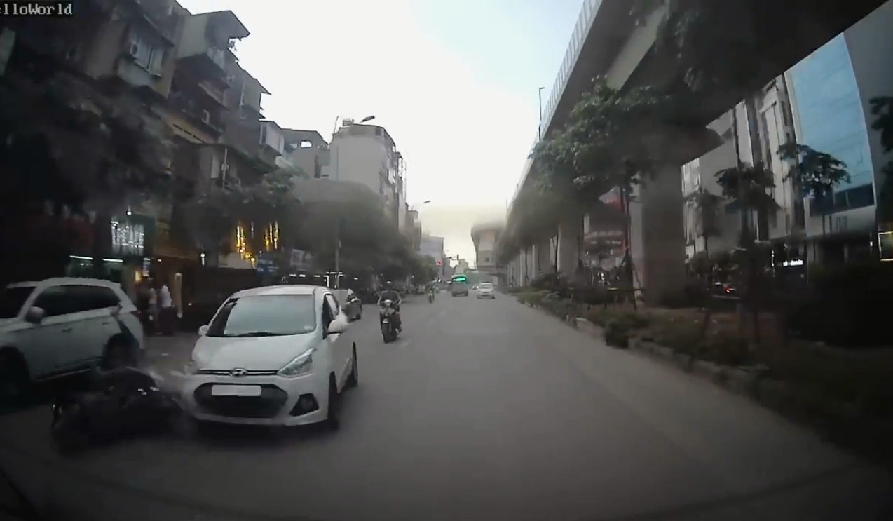 đâm nhiều xe phố Hoàng Cầu