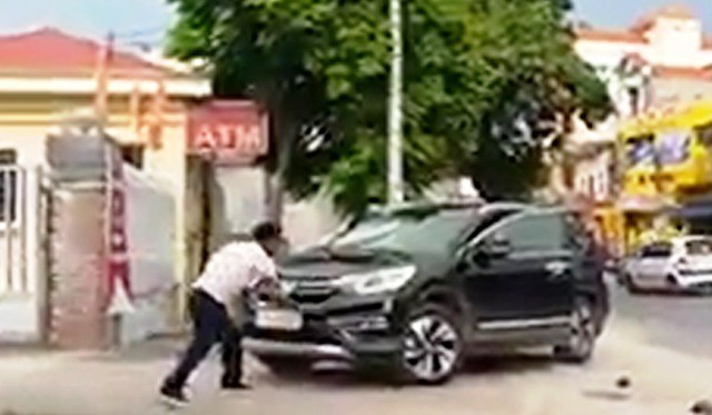 Nghi vấn bảo vệ ngân hàng đập phá ô tô ở Thái Bình