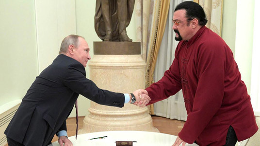 Putin trao hộ chiếu Nga cho Steven Seagal