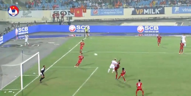 Văn Toàn đánh đầu dội xà ngang U23 Oman