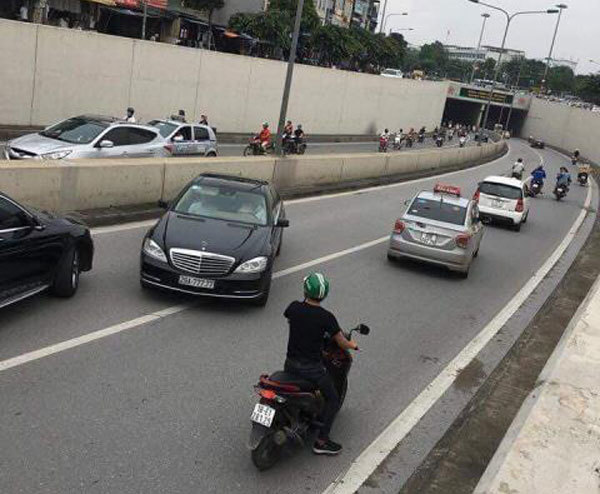 Xe biển ngũ quý vô tư đi ngược chiều hầm Kim Liên