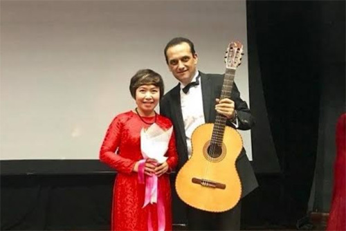 Nghệ sĩ Enrique Munoz trình tấu với Swallow Guitars của Việt Nam