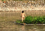 Hà Nội: Cô gái trẻ cởi đồ bơi ra giữa sông Tô Lịch nhảy múa