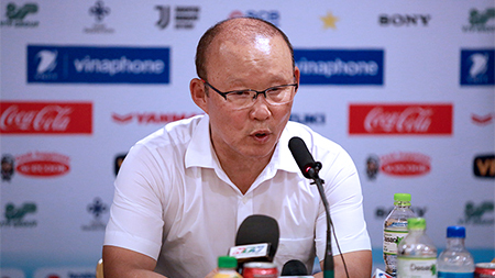 HLV Park Hang Seo: “Tôi tưởng Văn Hậu sút ra ngoài rồi!”