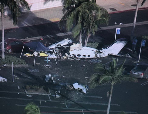 Máy bay lao xuống bãi đỗ xe California, 5 người chết