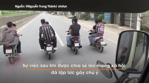 8 thanh niên đầu trần đi xe máy, dàn hàng trước đầu ô tô trên quốc lộ