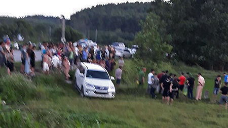 Húc xe CSGT, ô tô nghi chở ma túy lao xuống đồng cỏ