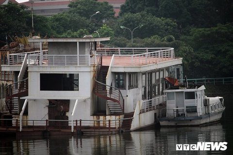 Hàng chục 'nhà hàng ma' tiền tỷ hoen gỉ lênh đênh trên Hồ Tây