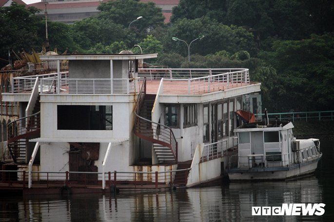 Hàng chục 'nhà hàng ma' tiền tỷ hoen gỉ lênh đênh trên Hồ Tây