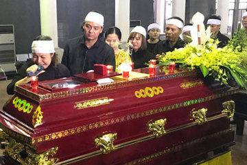 Vợ NSƯT Bùi Cường đau đớn vì không thể có mặt trong đám tang chồng